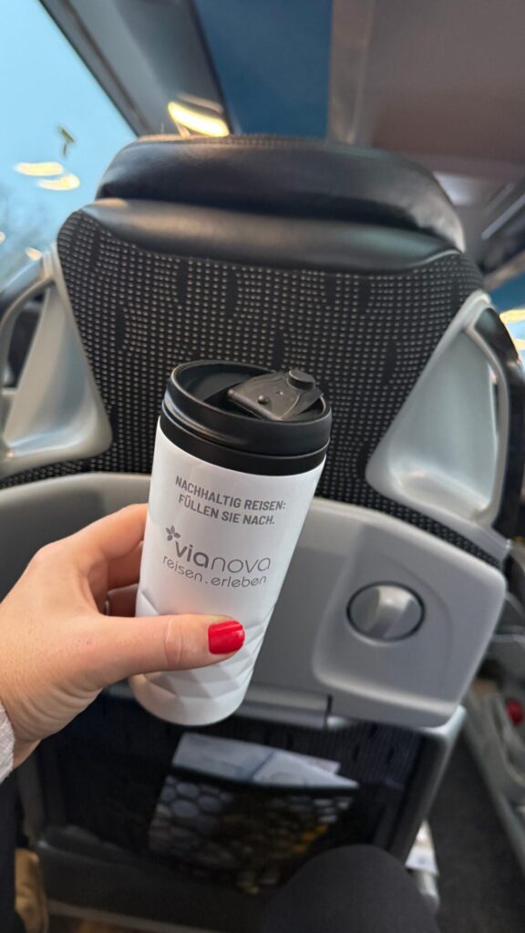 Becher vianova Nachhaltigkeit im Bus