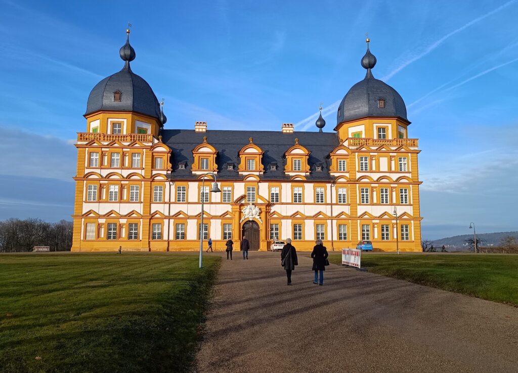 Schloss Seehof im Winter blauer Himmel