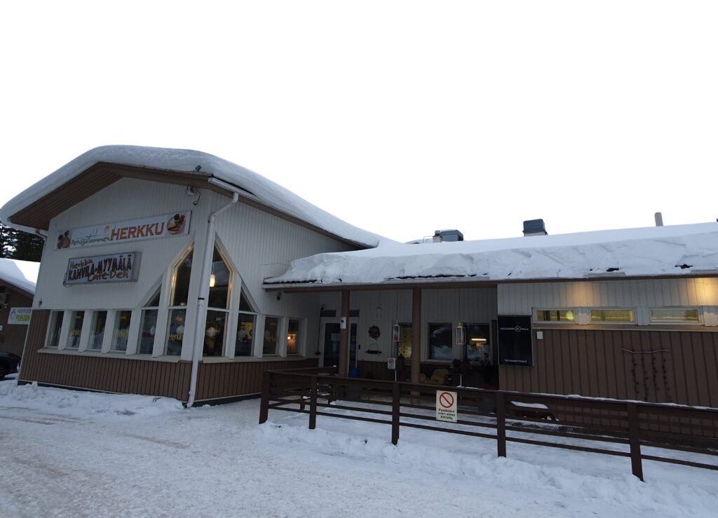 Café Herku Winter Schnee Kuusamo Außenansicht