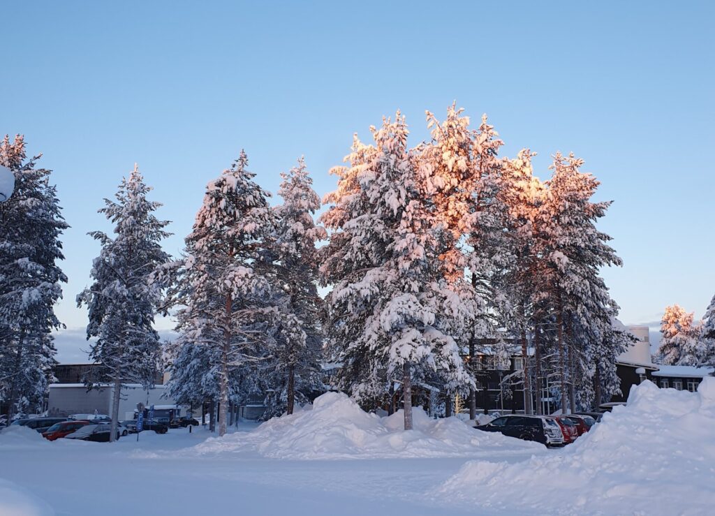 Schnee, Autos, Spazierwege am Hotel Kuusamo Winter 