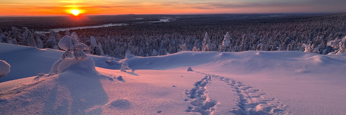 Sonnenuntergang über Winterlandschaft in Finnland