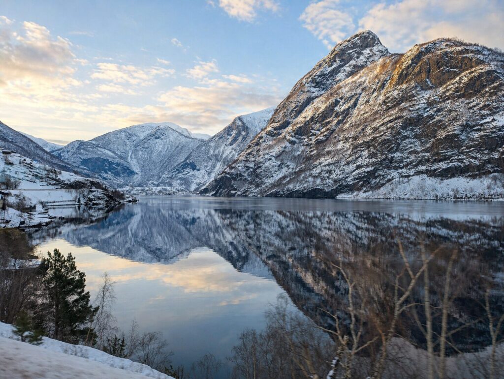 Blick über winterlichen Fjord