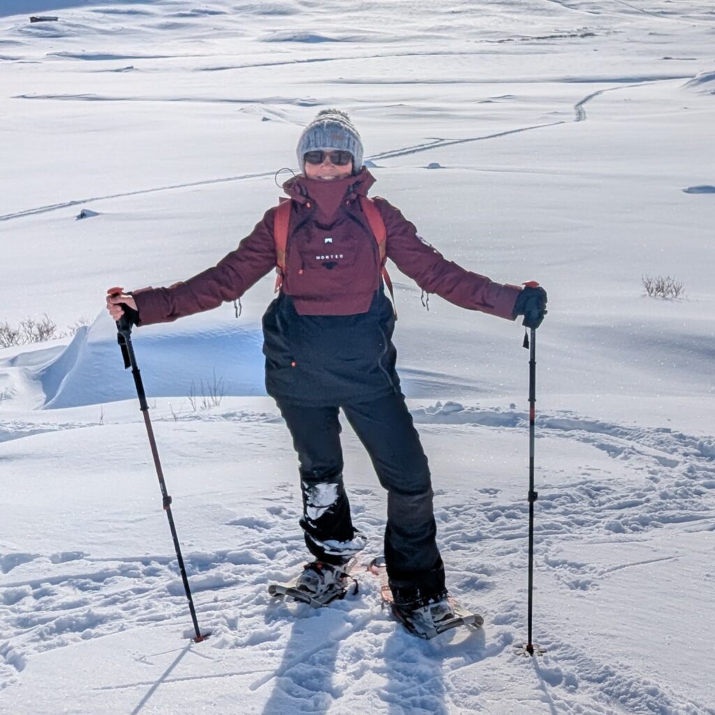 Tanja mit Skistöcken und Schneeschuhen im Winter in Norwegen