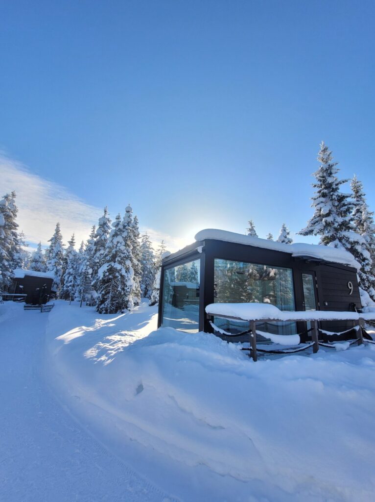 Iisakki Village Sonne Schnee Winter