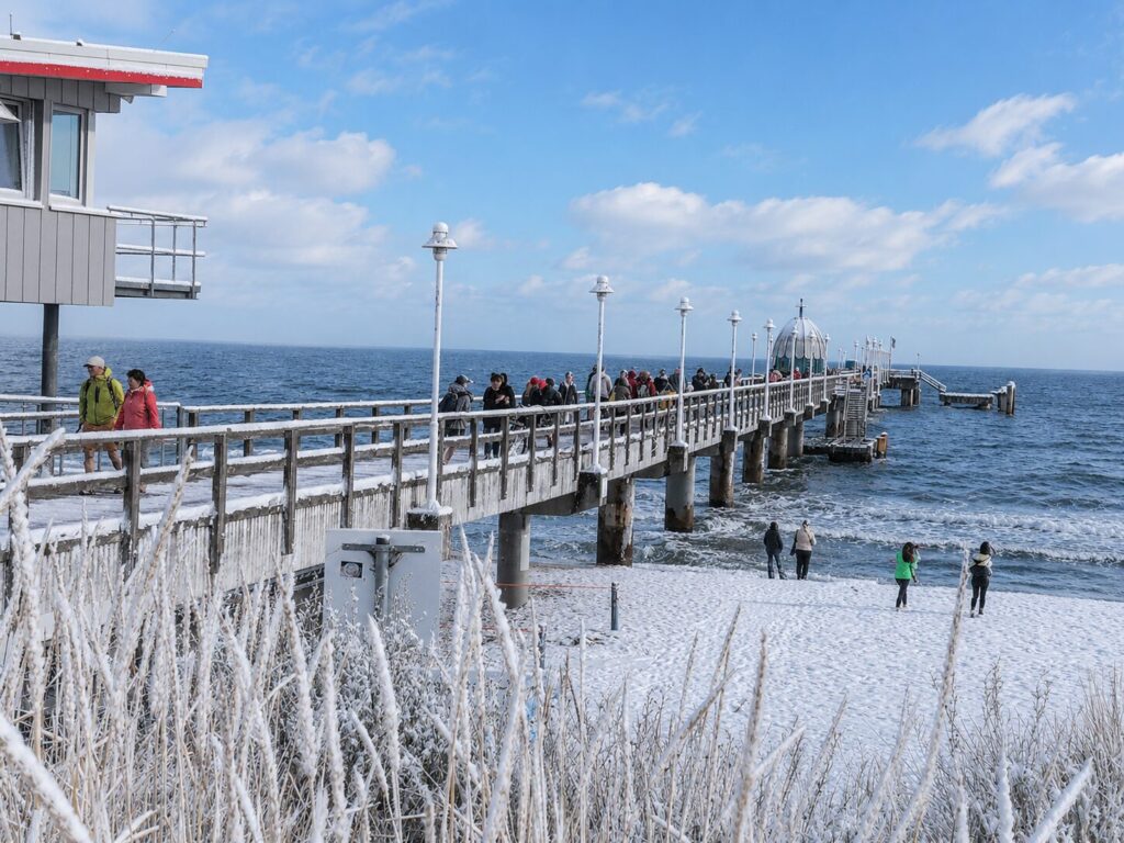 Seebrücke Usedom Winter blauer Himmel