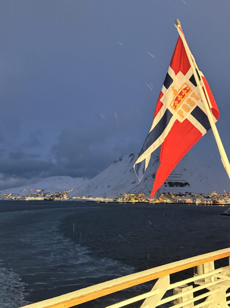 Flagge Hurtigruten im Winter Schiffsreling