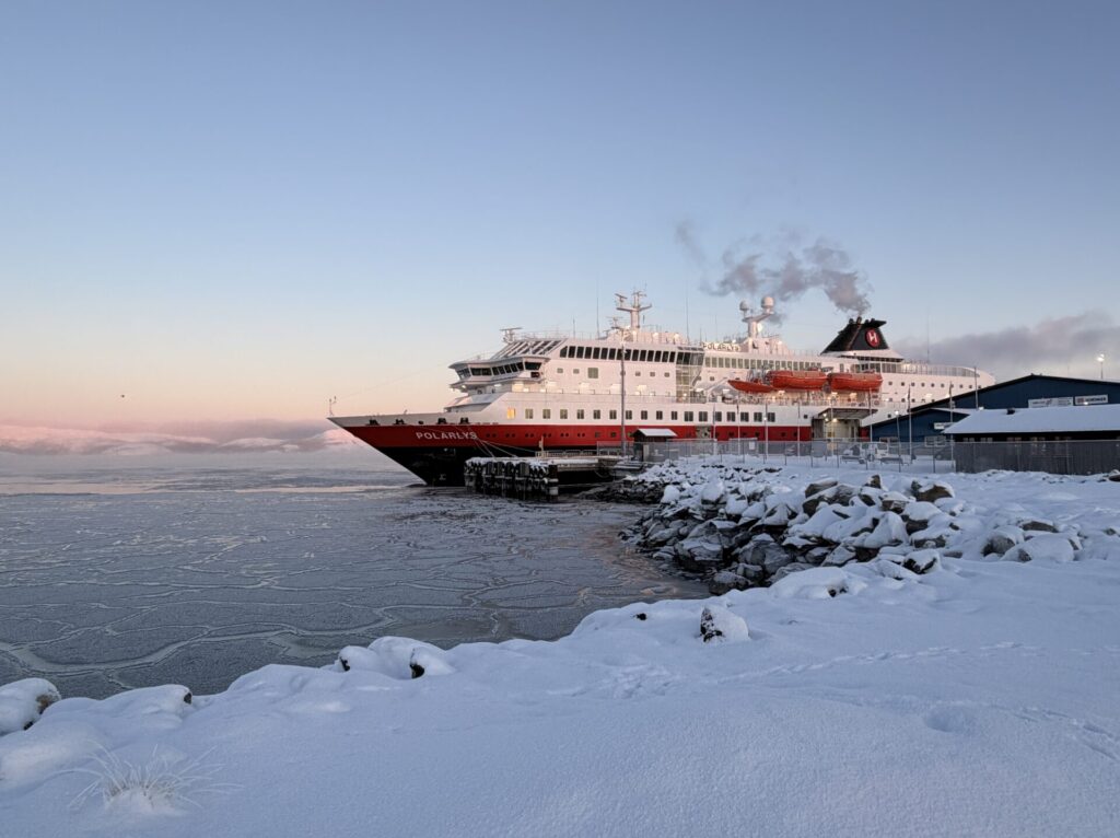 Postschiff im Winter im Hafen