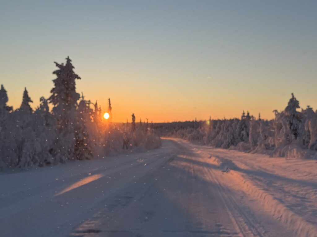 Straße im Winter Sonnenuntergang Schnee